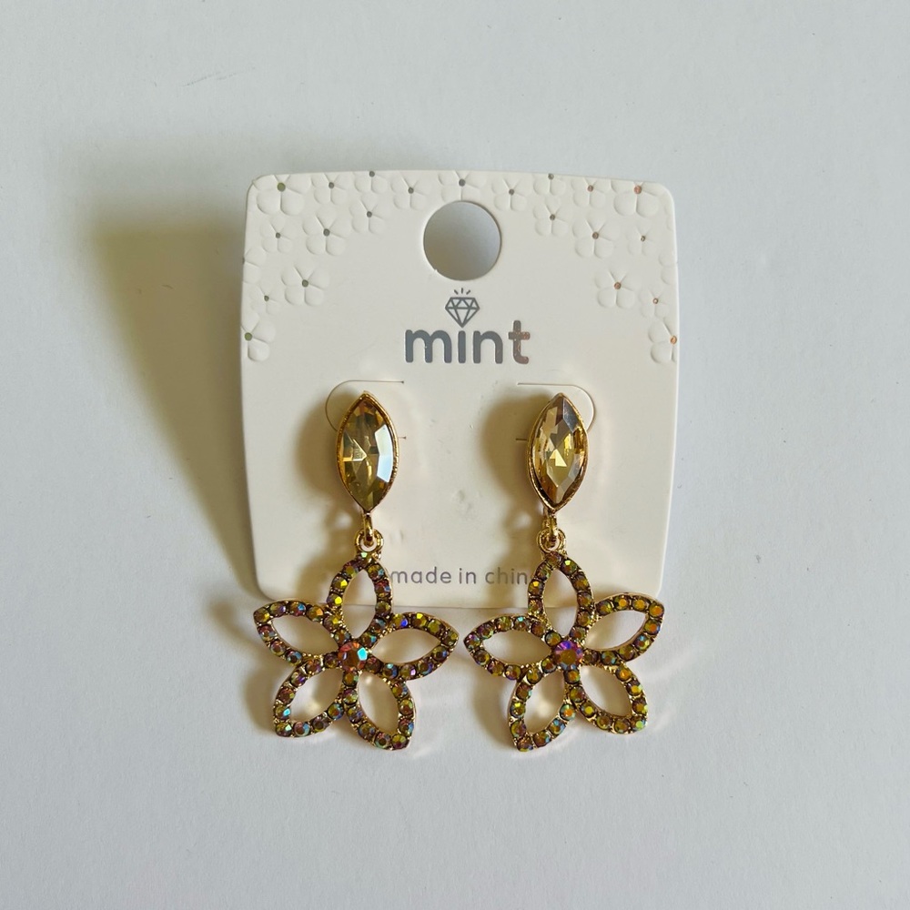 NEW Mint Gold Tone Iridescent Rhinestone Flower Earrings✨